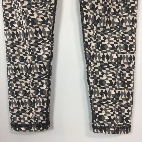 AERIE Cropped Geometric Print Athletic Leggings - Picture 7 of 12